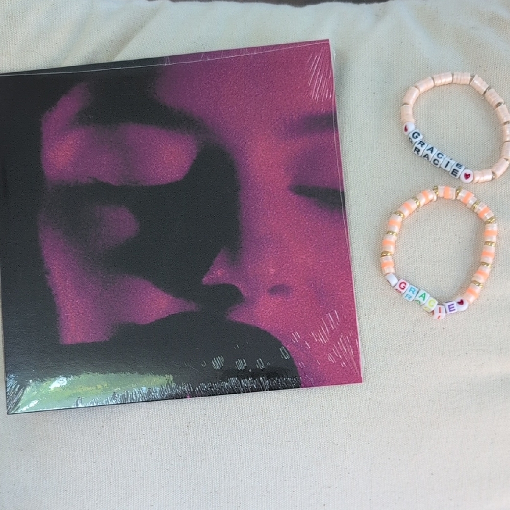 Gracie Abrams That's So True IMPORT 7" Vinyl With Friendship Bracelets